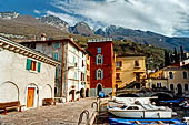 Fra gli Ulivi del Garda - Il porticciolo di Torricella di Cassone.